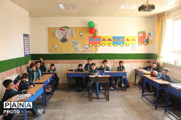 بازدید مدیر آموزش‌و‌پرورش فیروزکوه از مدرسه «هاتف»؛ تأکید بر ارتقای کیفیت فرآیندهای آموزشی