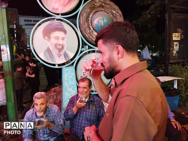 در یاد ۱۶۸ شهید، در خدمت عزاداران؛ حضور پررنگ چایخانه حضرت زهرا در اجتماع ۱۶۸ شب نیشابور