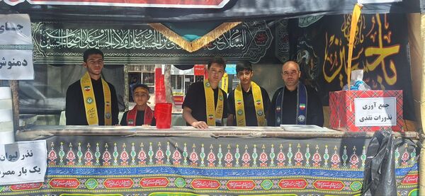 پذیرایی موکب سازمان دانش‌آموزی شهرستان اسفراین از عزاداران امام حسین (ع)