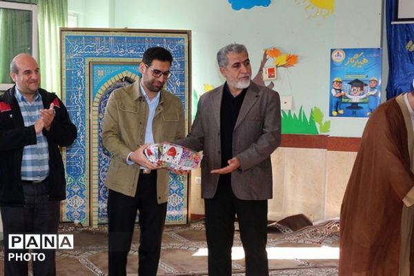 تجلیل از دانش‌آموزان برتر علمی و ورزشی مدرسه ولایت به مناسبت هفته امور‌تربیتی