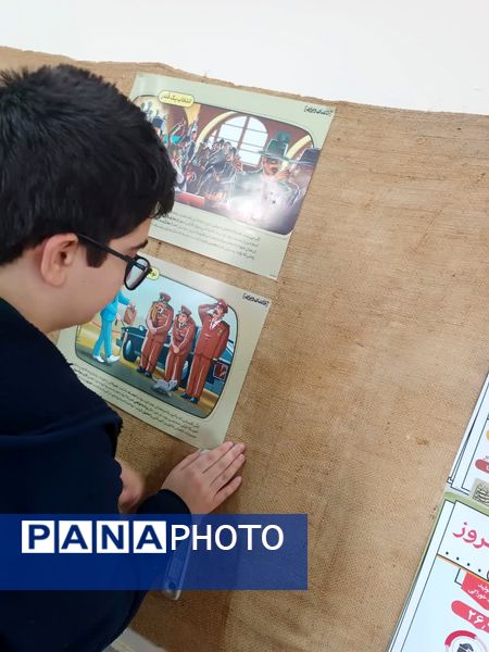 برپایی نمایشگاه مدرسه انقلاب در دبیرستان شهید رجایی