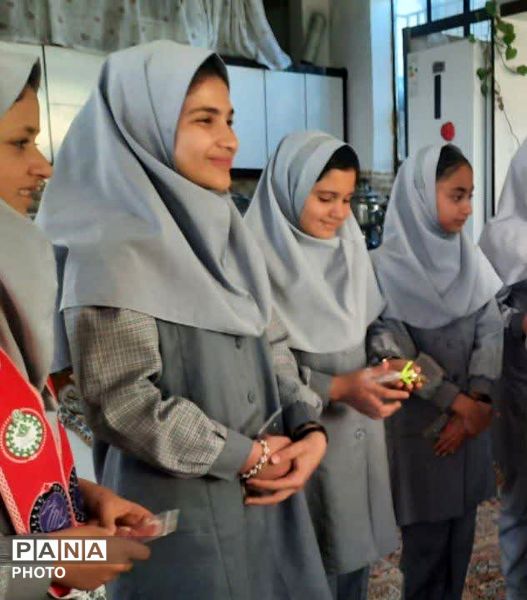 دیدار دانش آموزان پبشتاز آموزشگاه الله وردی ارجمند شهر لایین  با خانواده شهدا