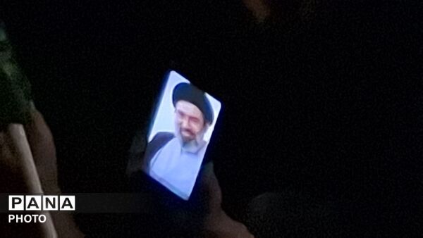 تابلو هایی بر آسمان؛ سخنانی از دل مردم تا عکس رهبری