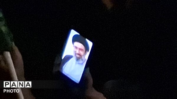 تابلو هایی بر آسمان؛ سخنانی از دل مردم تا عکس رهبری