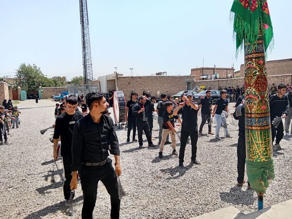 هیئت زنجیرزنی در روستای فیض آباد در صبح عاشورای حسینی 