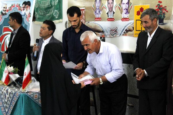 تقدیر از دانش‌آموزان فعال فرهنگی و قرآنی در شهر درق 