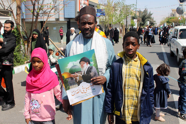 حضور عزتمندانه مردم قم در راهپیمایی آخرین جمعه ماه رمضان