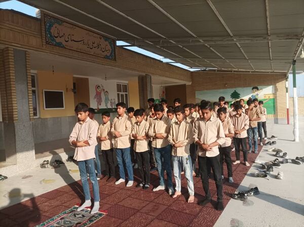برگزاری نماز جماعت ظهر و عصر در مدرسه شهید حججی سیریک 