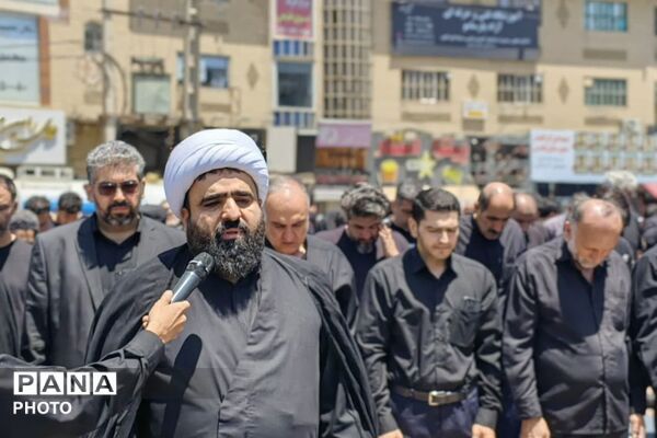 نماز ظهر عاشورا در میدان امام خامنه‌ای