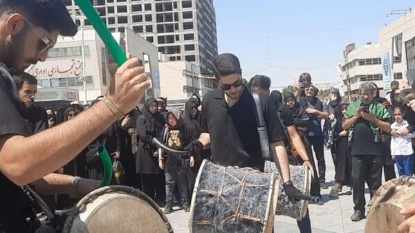 جاماندگان اربعین حسینی در مسیر حرم مطهر امام مهربانی