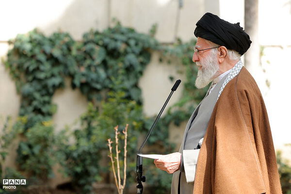 لحظاتی از آخرین کاشت نهال توسط رهبر شهید انقلاب در روز درختکاری سال گذشته