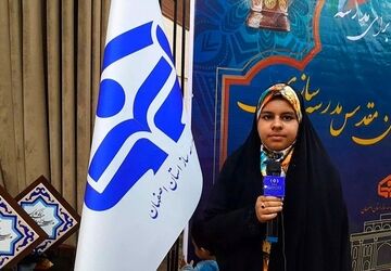 دکلمه‌خوانی دانش‌آموزخبرنگار پانا در آیین تجلیل از همراهان کاروان مقدس مدرسه‌سازی 