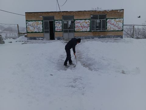 معلمانی که راه دانش را از میان برف می‌گشایند