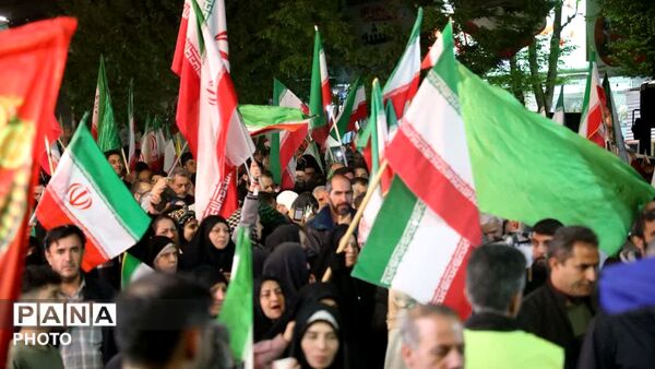 برای کشورمان ایران در خیابان می‌مانیم