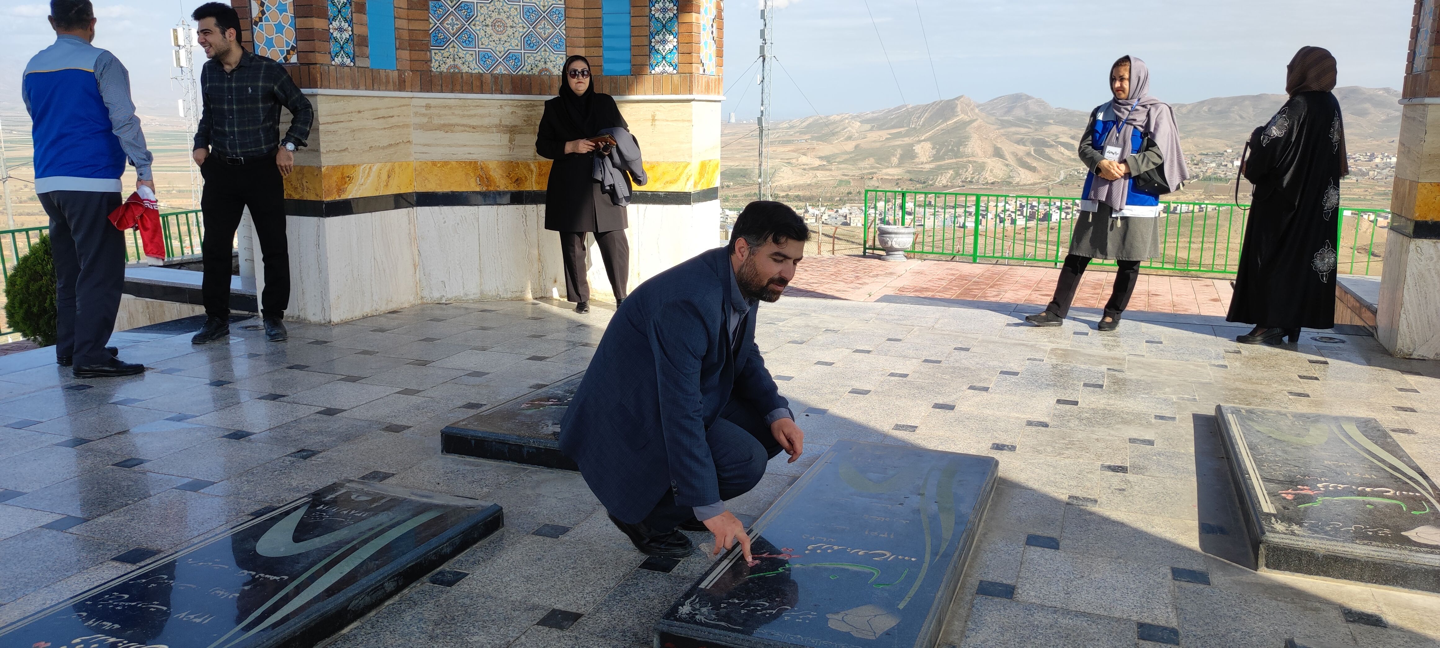 غبارروبی مزار شهدای گمنام در جبل النور شیرکوه شیروان