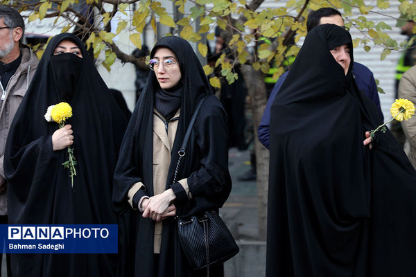 تشییع پیکرهای ۱۰۰ شهید گمنام از مقابل دانشگاه تهران