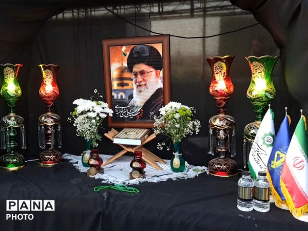 چشم‌های گریان نوجوانان در سوگ پدر امت