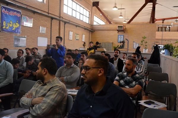 کارگاه آموزشی آشنایی با سیستم موتور و سوخت‌رسانی خودرو در بهارستان 2