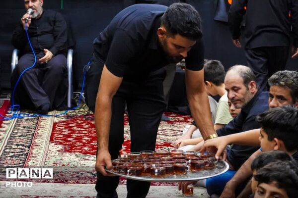 نوجوانان عاشق امام رضا(ع) در هیئت دلدادگان حضرت علی‌اکبر(ع) 