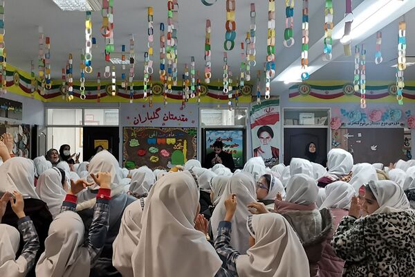 جشن مبعث پیامبر اکرم (ص) در دبستان زنده یاد قمصری شهرستان ورامین
