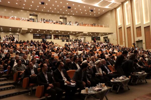 سند هویتی استاد ایرج افشار در یزد رونمایی شد