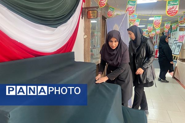 آماده‌سازی آثار هنرجویان در نمایشگاه دهه فجر رباط‌کریم