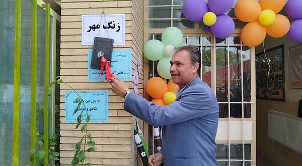 زنگ مهر در دبستان دخترانه سما با حضور مسئولان آموزش و پرورش و دانشگاه آزاد اسلامی کاشمر 