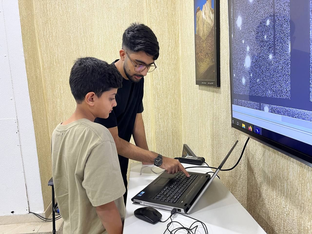 اعضای تیم نجوم مرکز آفرینش بندرعباس در پویش جهانی جستجوی سیارک‌ها خوش درخشیدند