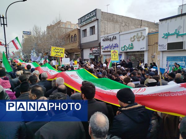 راهپیمایی ۲۲بهمن در شهرستان کاشمر با حضور پر رنگ مردم برگزار شد 