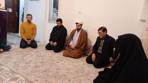 دیدار امام جماعت مسجد پنج تن آل عبا با خانواده مدافع حرم «مصطفی علیزاده»