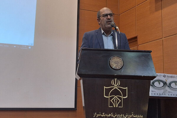 آیین تقدیر از انجمن‌های اولیا و مربیان برتر و تبیین فرآیند انتخابات شورای انجمن اولیا و مربیان ناحیه یک شیراز 