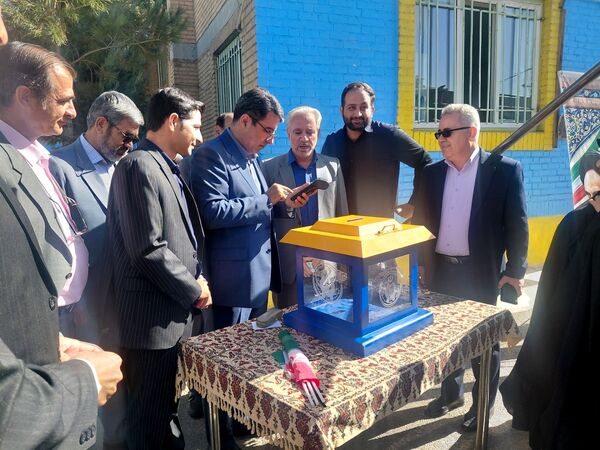 مراسم بازگشایی مدارس و جشن عاطفه‌ها در مدرسه نمونه دولتی خدیجه الکبری(س) قروه