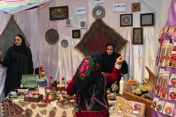 برگزاری بازارچه همدلی با کودکان غزه در دبستان آزاده ناحیه دو شهرری 
