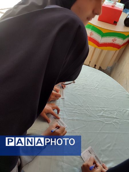 انتخابات شورای دانش آموزی در دبیرستان رفعت