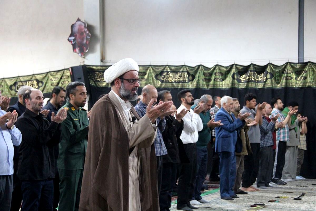 نماز جمعه شهر قیامدشت با حضور مسئولین اداره آموزش و پرورش ناحیه یک شهرری