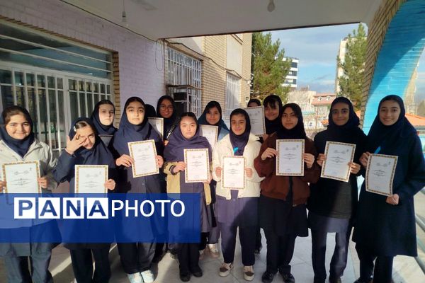 تجلیل از دانش آموزان ممتاز دبیرستان عطیه 
