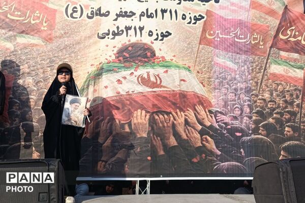 اجرای گروه سرود ریحانه‌الحسین پردیس در مراسم تشییع  رهبر شهید