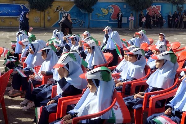جشن شکوفه‌ها در مدرسه آیین روشن شهریار با حضور مدیریت آموزش و پرورش شهریار
