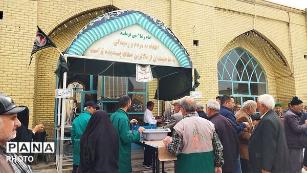 گذری بر فعالیت چایخانه داخل مسجد جامع در دومین نمازجمعه آبان ماه ۱۴۰۵ نیشابور 