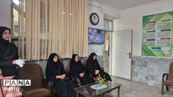  تقدیر از مدیریت دبیرستان دخترانه شهید بصیر با حضور کارشناسان متوسطه اول