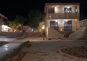  عمارت بومگردی پریزاد در روستای هرچگان