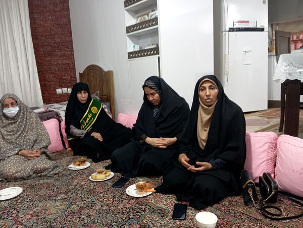تجلیل دانش‌آموزان بندرعباسی از خانواده شهید در آستانه میلاد حضرت زهرا(س)