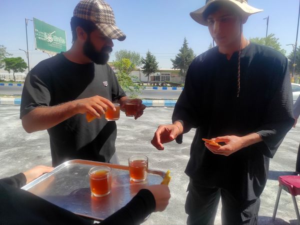 همکاری دانش آموزان خادمیار دبستان ضحی۲ با چایخانه دانش آموزی حضرت رضا(ع) شیروان