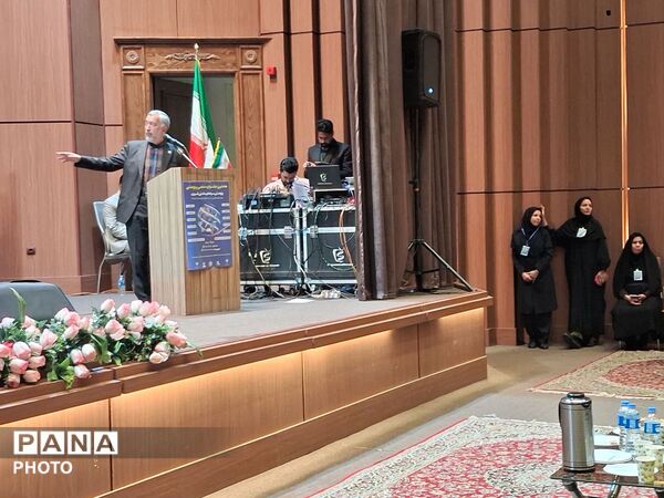 تجلیل از برگزیدگان استانی پژوهش سراها