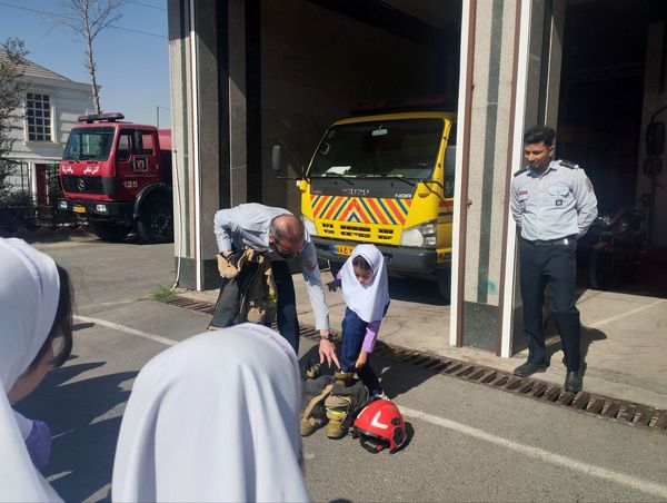 تقدیر دانش آموزان دبستان سرای دانش از قهرمانان بی ادعا در روز آتش نشانی