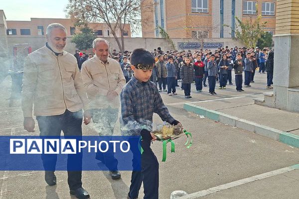 تجدید عهد دانش آموزان مدرسه ایمان ورامین با امام حسین (ع) 