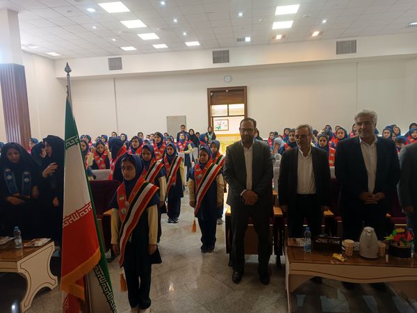 جشن عاطفه‌ها با تقسیم مهر و مهربانی در دبستان آرمینه مصلی نژاد 