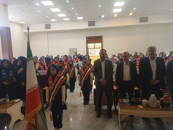 جشن عاطفه‌ها با تقسیم مهر و مهربانی در دبستان آرمینه مصلی نژاد 