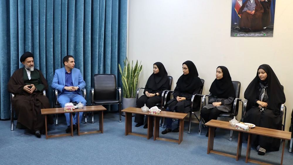 حمایت معلمان و محیط مثبت مدرسه در موفقیت من بسیار مؤثر بود
