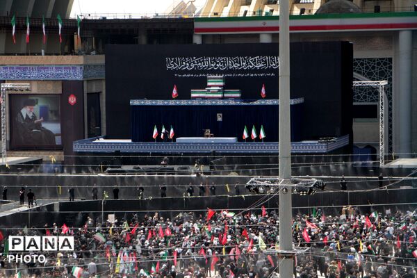آخرین وداع با قائد شهید: پیکر مطهر آیت‌الله سیدعلی‌خامنه‌ای در میان سیل عاشقان به مصلی تهران رسید 